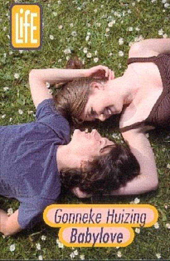 Twee jonge mensen, man en vrouw, liggen op het gras met bloemen. Ze lachen naar elkaar. Tekst: LIFE, Gonneke Huizing, Babylove.