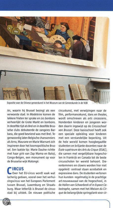 Mensen in traditionele kleding die naar een schilderij kijken, met Chinese kunst op de muren.
