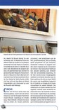 Mensen in traditionele kleding die naar een schilderij kijken, met Chinese kunst op de muren.