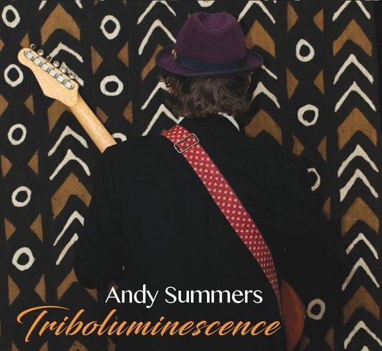 Andy Summers Triboluminescence albumhoes met man in paarse hoed en zwart pak, met gitaar over zijn schouder tegen een bruin-wit patroon.