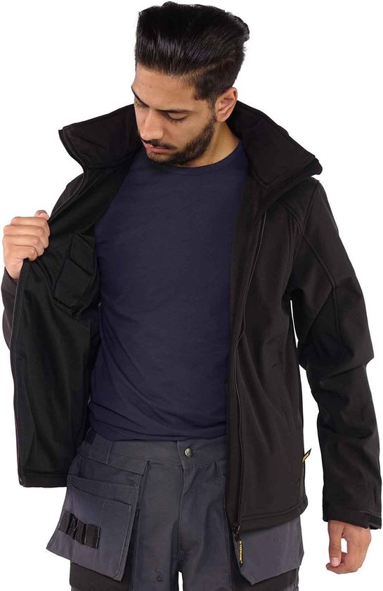 Man met zwarte Størvik softshell jas open, die de binnenkant met zakken laat zien.