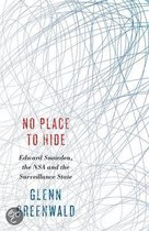 Livre 'No Place to Hide' avec le sous-titre 'Edward Snowden, the NSA and the Surveillance State' par Glenn Greenwald.
