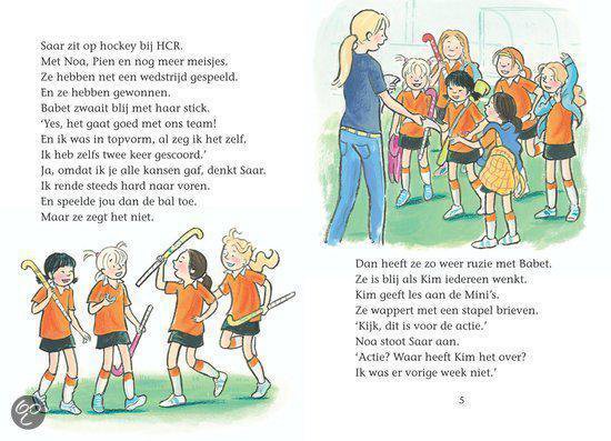 Meisjes in oranje shirts met hockeysticks, met een trainer en een groepsfoto.