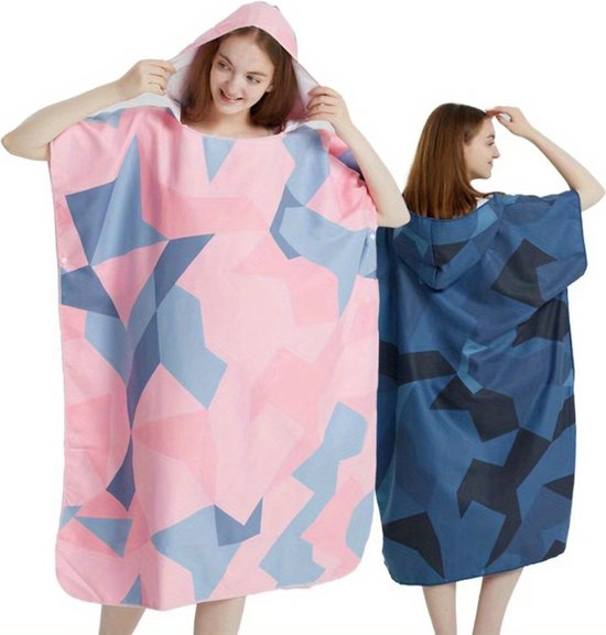 Deux femmes portent des ponchos. L'une a un imprimé géométrique rose et bleu, l'autre un imprimé camouflage bleu foncé.