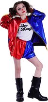 Meisje in Harley Quinn outfit met rood-blauwe jas, bijpassende shorts, wit shirt met tekst, en zwarte laarzen.