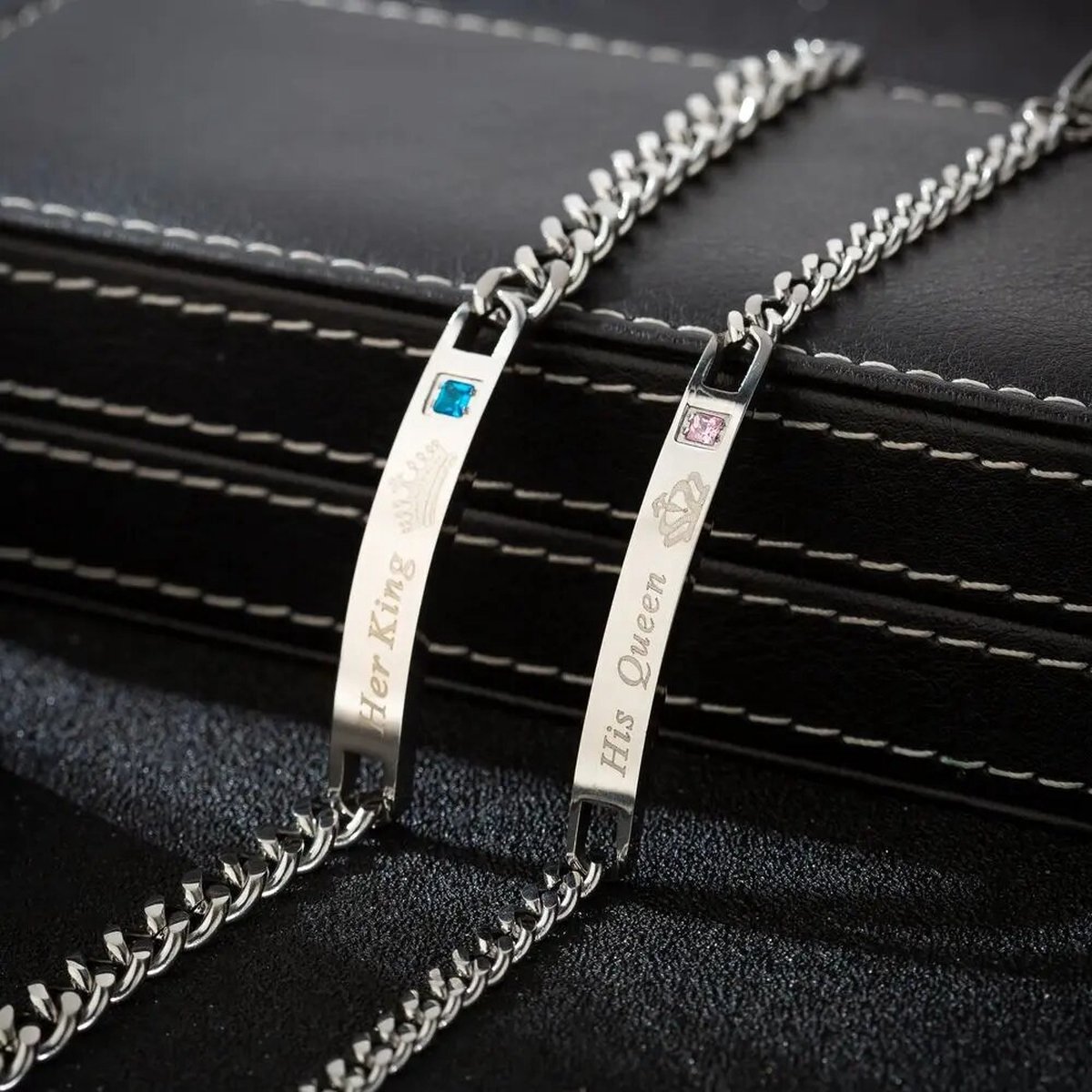 Fler® | Paar roestvrij stalen armbanden voor koppels | Gegraveerde Tekst | Metaalkleur met blauw Strass kristal met tekst ‘Her King’ voor hem | Metaalkleur met roze Strass kristal met tekst ‘His Queen’ voor haar | Lengte: 'Her King' 21cm & 'His Queen