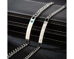 Fler® | Paar roestvrij stalen armbanden voor koppels | Gegraveerde Tekst | Metaalkleur met blauw Strass kristal met tekst ‘Her King’ voor hem | Metaalkleur met roze Strass kristal met tekst ‘His Queen’ voor haar | Lengte: 'Her King' 21cm & 'His Queen