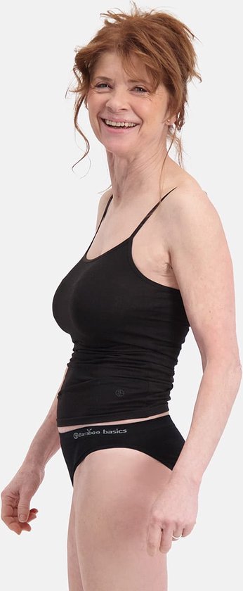 Model in zwart Bamboo Basics hemdje en zwart naadloos tailleslipje.