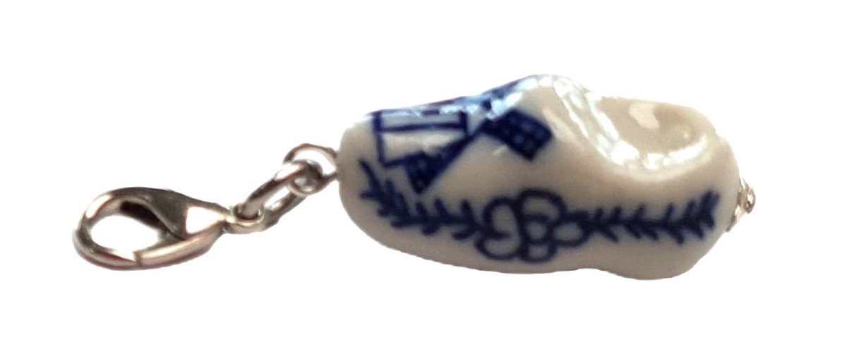 clip met hollandse bedel handgeschilderd delftsblauw klompje, voor bedelarmband of tas.