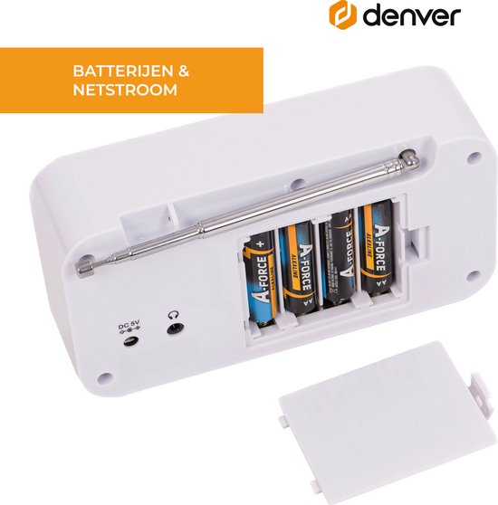 Witte Denver radio met ingebouwde batterijen en open achterklep. Aansluitingen voor DC 5V en koptelefoon zichtbaar. De radio wordt aangesloten via netstroom of batterijen.