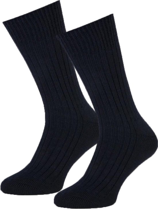 Donkerblauwe ribgebreide sokken.