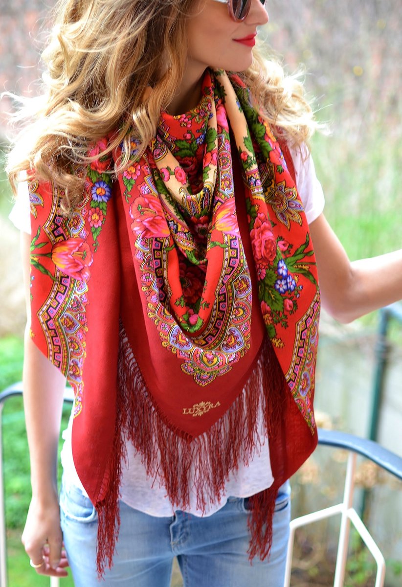 Luxyra Sjaal Hopeful Love - Rood - Dames mode - Accessoires - Omslagdoek - Wollen sjaal met zijden franjes - 146 x 146cm - Pavlovo Posad