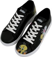 Zwarte DOGO sneakers met witte veters. Eén schoen heeft Tweety en Sylvester, de andere heeft Tweety.