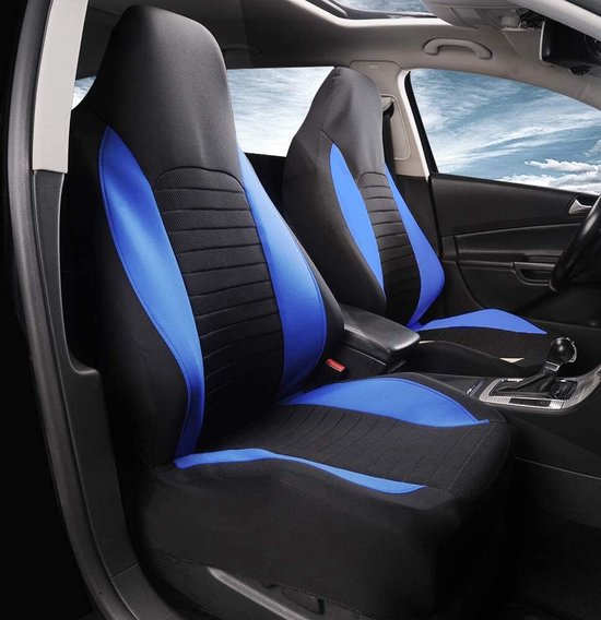 Zwarte autostoelhoezen met blauwe strepen op de stoelen in een auto.