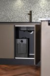 Compacte grijze boiler met wit bedieningspaneel en draaiknop, geïnstalleerd onder een keukenaanrecht.