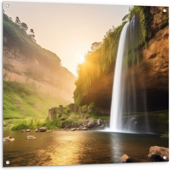 Tuinposter – Water - Waterval - Gras - Berg - 100x100 cm Foto op Tuinposter (wanddecoratie voor buiten en binnen)