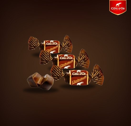 Drie Côte d'Or Chokotoff chocolade snoepjes, waarvan één opengebroken.