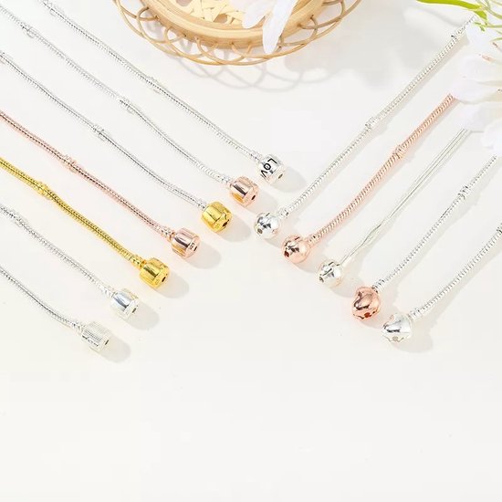 Verschillende bedelarmbanden in zilver-, roségoud- en goudkleur met diverse bedels.