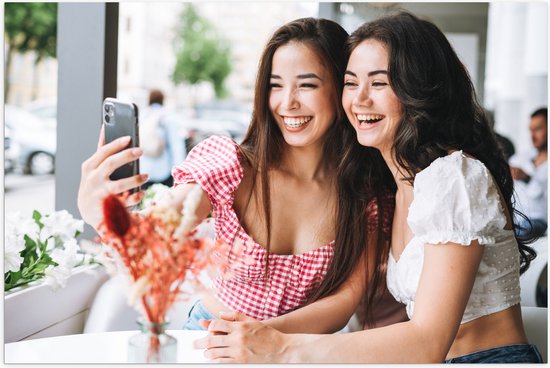 Poster Glanzend – Meiden - Vriendinnen - Lachen - Telefoon - Selfie - 105x70 cm Foto op Posterpapier met Glanzende Afwerking