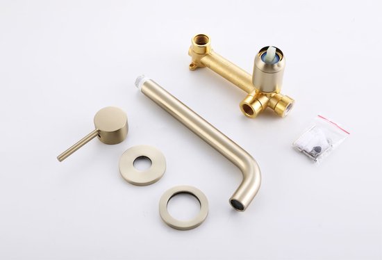 Losse onderdelen van een gouden wandkraan: hendel, rozetten, gebogen buis, inbouwdeel en schroeven.