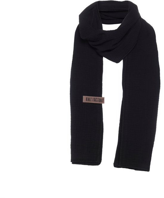 Zwarte gebreide sjaal van Knit Factory met een bruin label.