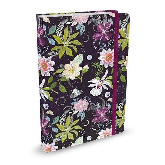 Een notitieboek met een donkere, bloemenprint van de 'Celestial Garden'-collectie. Heeft een roze elastieken sluiting.