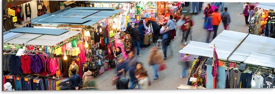 Dibond - Markt - Mensen - Kraampjes - Kleren - 90x30 cm Foto op Aluminium (Wanddecoratie van metaal)