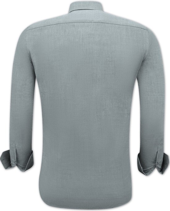 Achterkant van een grijs slim fit overhemd met lange mouwen, manchetten omgeslagen.