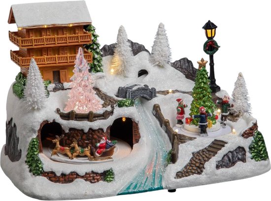 Kerstdorp met chalet, verlichte kerstboom, kerstman in slee, geanimeerde rendieren en bewegende waterstroom.