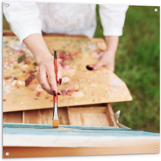 Tuinposter – Vrouw - Hand - Kwast - Schilderen - Schilderij - Verf - 100x100 cm Foto op Tuinposter (wanddecoratie voor buiten en binnen)