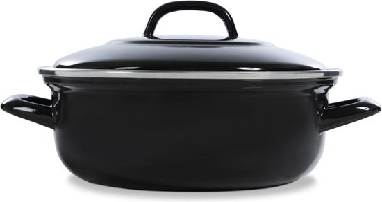 Zwarte geëmailleerde kookpan met deksel, geïsoleerd op een witte achtergrond.