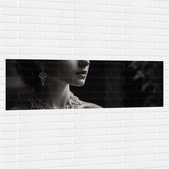 Muursticker - Vrouw - Sierraden - Oorbellen - Ketting - Zwart - Wit - 150x50 cm Foto op Muursticker