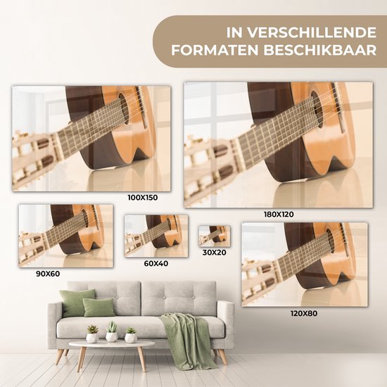 Une guitare acoustique se trouve sur le côté Plexiglass 90x60 cm - Tirage photo sur Glas (décoration murale en plexiglas)