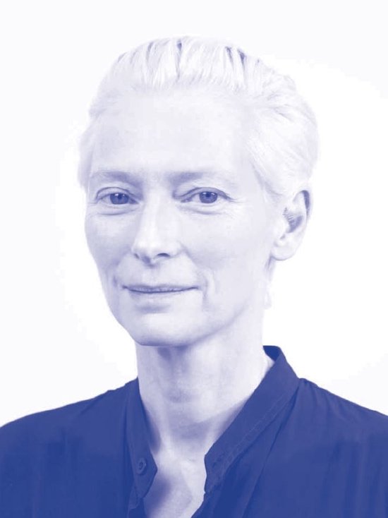 Een portret van een vrouw met kort, wit haar, met een donkerblauwe blouse.
