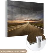 MuchoWow® Glasschilderij 160x120 cm - Schilderij acrylglas - Een lege weg bij zonsondergang - Foto op glas - Schilderijen