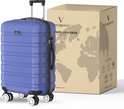 Blauwe Voyageux reiskoffer met vier wielen en uitschuifbaar handvat, naast de bijbehorende verpakking met wereldkaart.