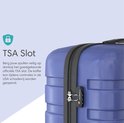 Close-up van het TSA-slot op de blauwe Voyageux reiskoffer, met de tekst 'TSA Slot'.
