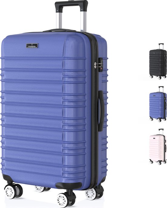 Blauwe koffer met vier wielen, naast zwarte, blauwe en roze koffers.