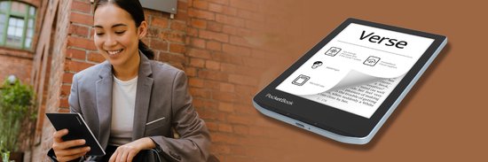 Vrolijke vrouw in een grijs pak met een PocketBook e-reader in haar handen, met een afbeelding van de e-reader die tekst toont.