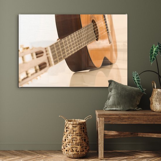 Une guitare acoustique se trouve sur le côté Plexiglass 90x60 cm - Tirage photo sur Glas (décoration murale en plexiglas)
