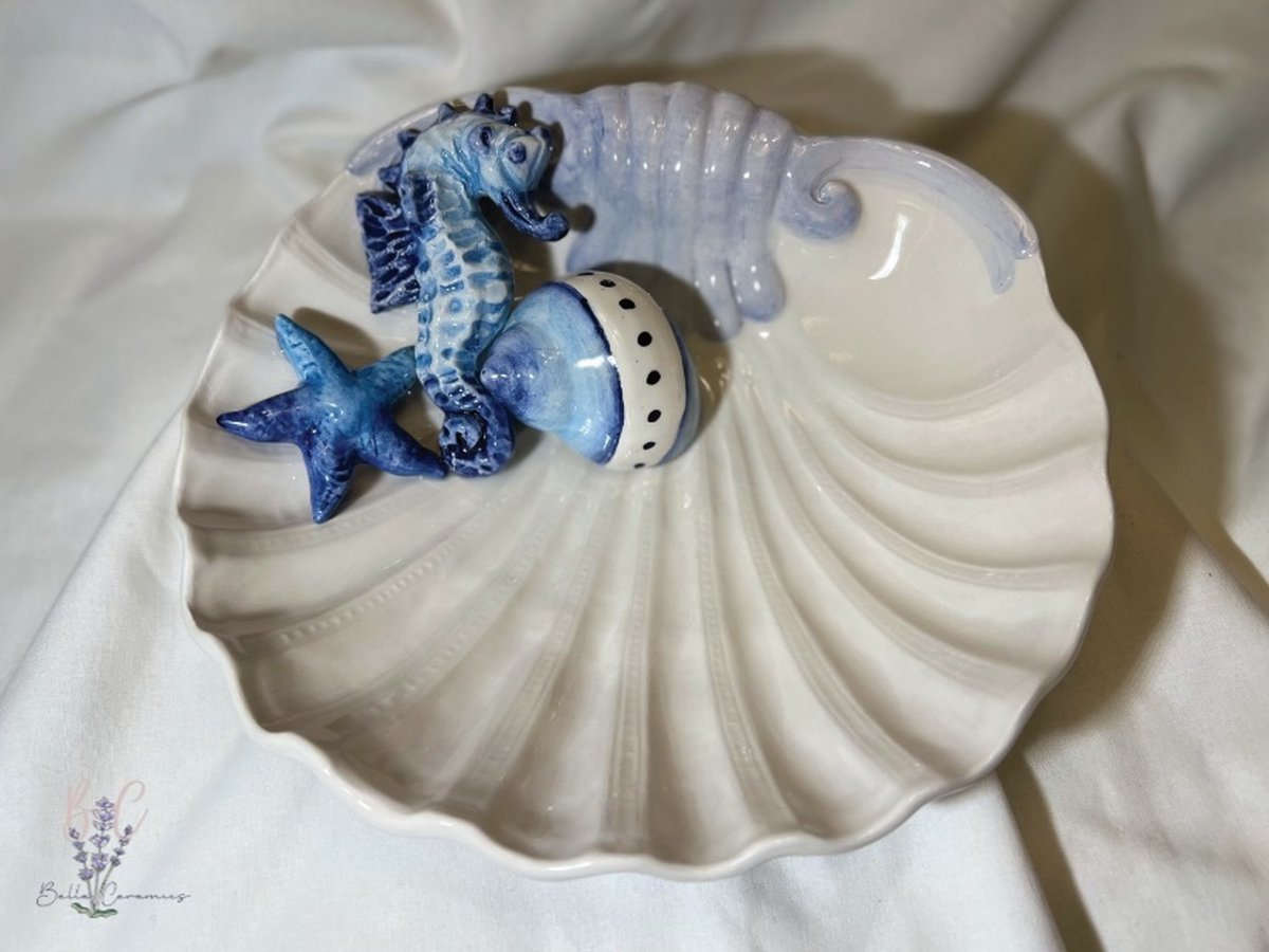 BellaCeramics 1210/CAV | zeepaard medium bord | Italië zeepaard | blauw zeeschelp | Italiaans keramiek servies 20,5 x 22 cm 4,5 cm