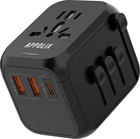 Zwarte reisadapter met twee USB-A poorten (QC 18W) en één USB-C poort (PD 20W). Met uitschuifbare stekkers voor EU, US, UK en AUS.