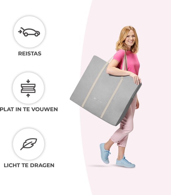 Vrouw met opvouwbare reiswieg in draagtas, met iconen voor reizen, opvouwen en dragen.