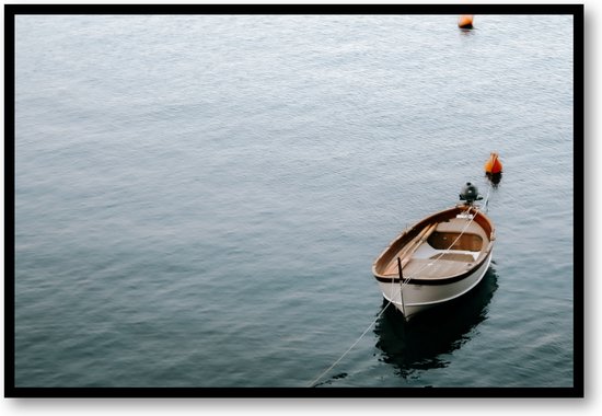 Stilte in Riomaggiore - Eenzaamheid op Zee - Vissersboot - Fotoposter 60x40 met Lijst