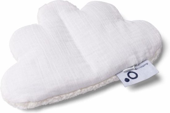 Witte wolk-vormige warmtekussen met effen katoenen voorkant en teddy achterkant. Label 'doomoo'.