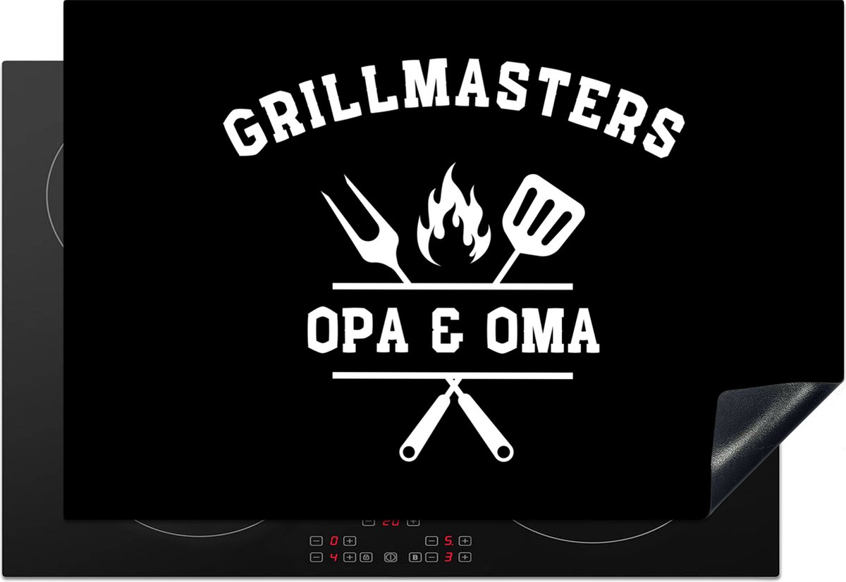 KitchenYeah® Inductie beschermer 78x52 cm - Grillmasters opa en oma -Spreuken - Zwart - Grootouders - Koken - Kookplaataccessoires - Afdekplaat voor kookplaat - Inductiebeschermer - Inductiemat - Inductieplaat mat