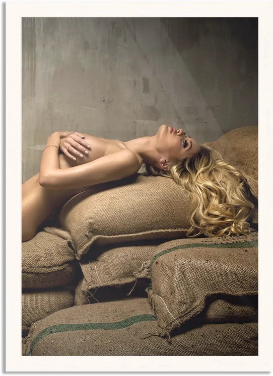 Poster Mooie Blonde Blote Vrouw Industrieel Rechthoek Verticaal Met Lijst L (40 X 50 CM) - Witte Lijst - Wanddecoratie - Posters