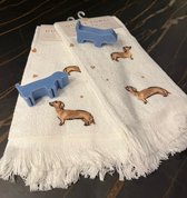 Teckel - set van 2 Handdoeken inclusief 2 zeepjes - Gastenhanddoek - 40x66 cm - Wit Bruin - Katoen - Hond - Toilet handdoek - Zeep - Teckelzeep