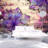 Fotobehangkoning - Behang - Vliesbehang - Fotobehang Paarse Bloemen op Houten Planken - Purple Memory - 300 x 210 cm