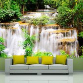 Fotobehangkoning - Behang - Vliesbehang - Fotobehang Grote Waterval - Thaise Watervallen - 150 x 105 cm